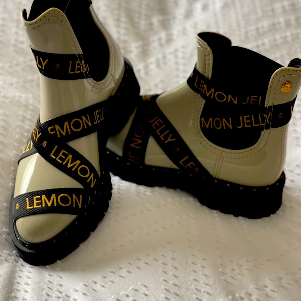 Lemon Jelly. NEW! 2 small & missed return time during Covid.$ 100 pd $228